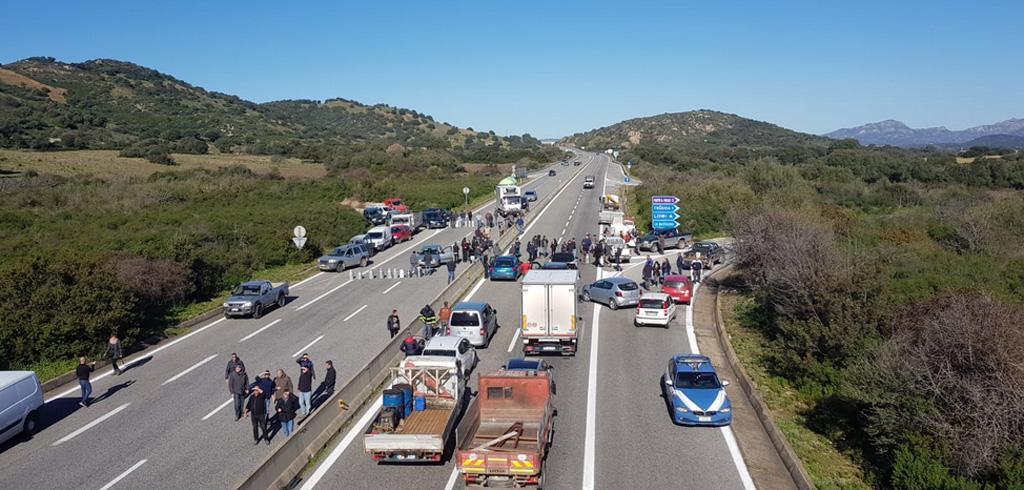 Blocchi sulle strade sarde: la mobilitazione dei pastori è ormai in tutta l'Isola Blocchi sulle strade sarde: la mobilitazione dei pastori è ormai in tutta l'Isola