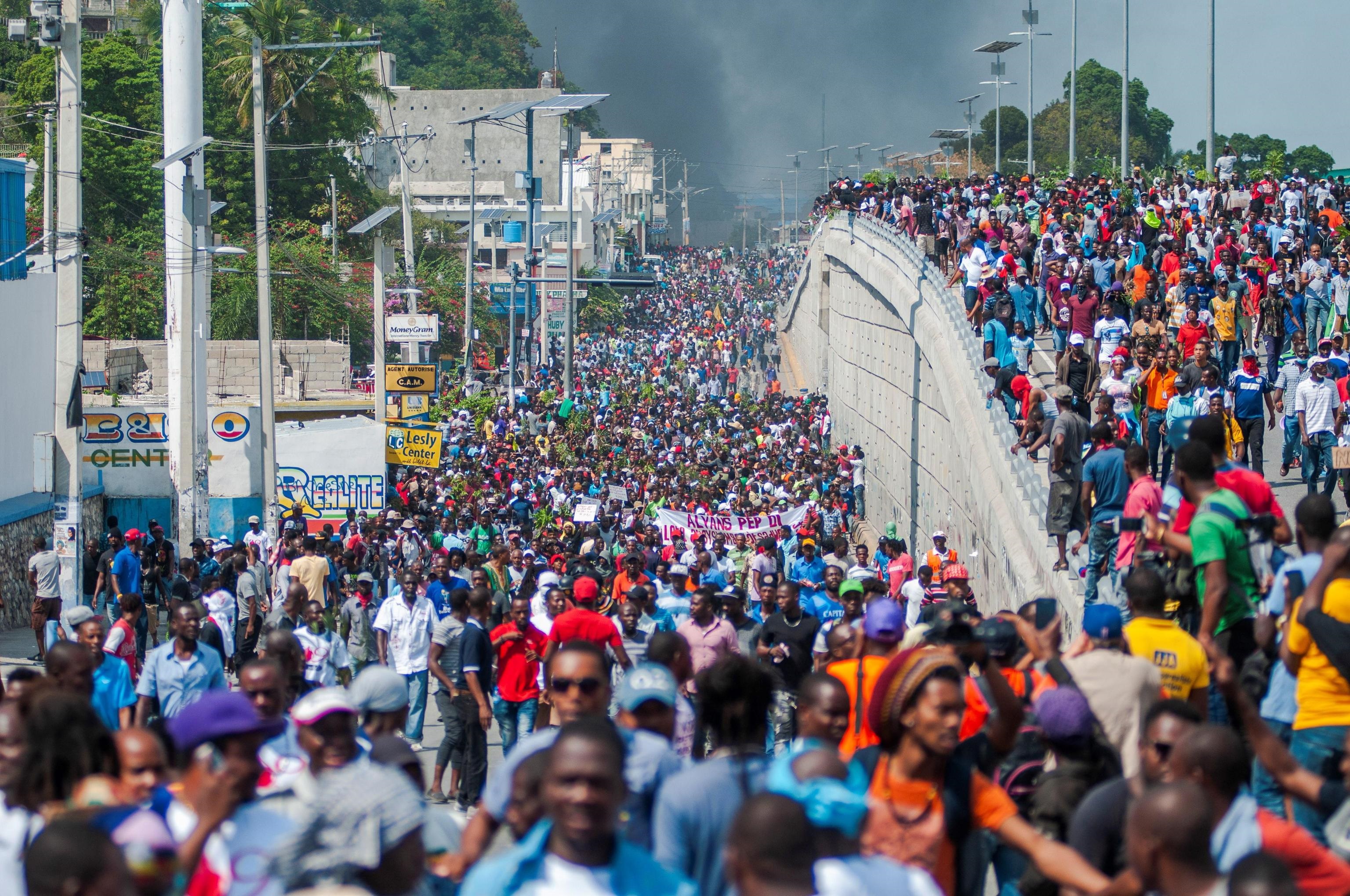 Migliaia di manifestanti sono scesi in piazza contro il presidente Moise