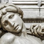 Dettaglio di un volto scolpito, riportato alla splendida luce con cui era stato progettato Dettaglio di un volto scolpito, riportato alla splendida luce con cui era stato progettato