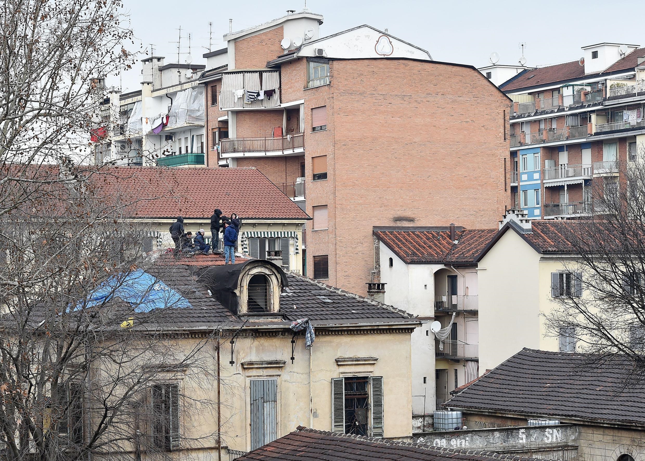 Gli antagonisti sono saliti sul tetto rifiutandosi di andarsene