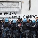 La polizia entra in contatto con gli occupanti durante lo sgombero