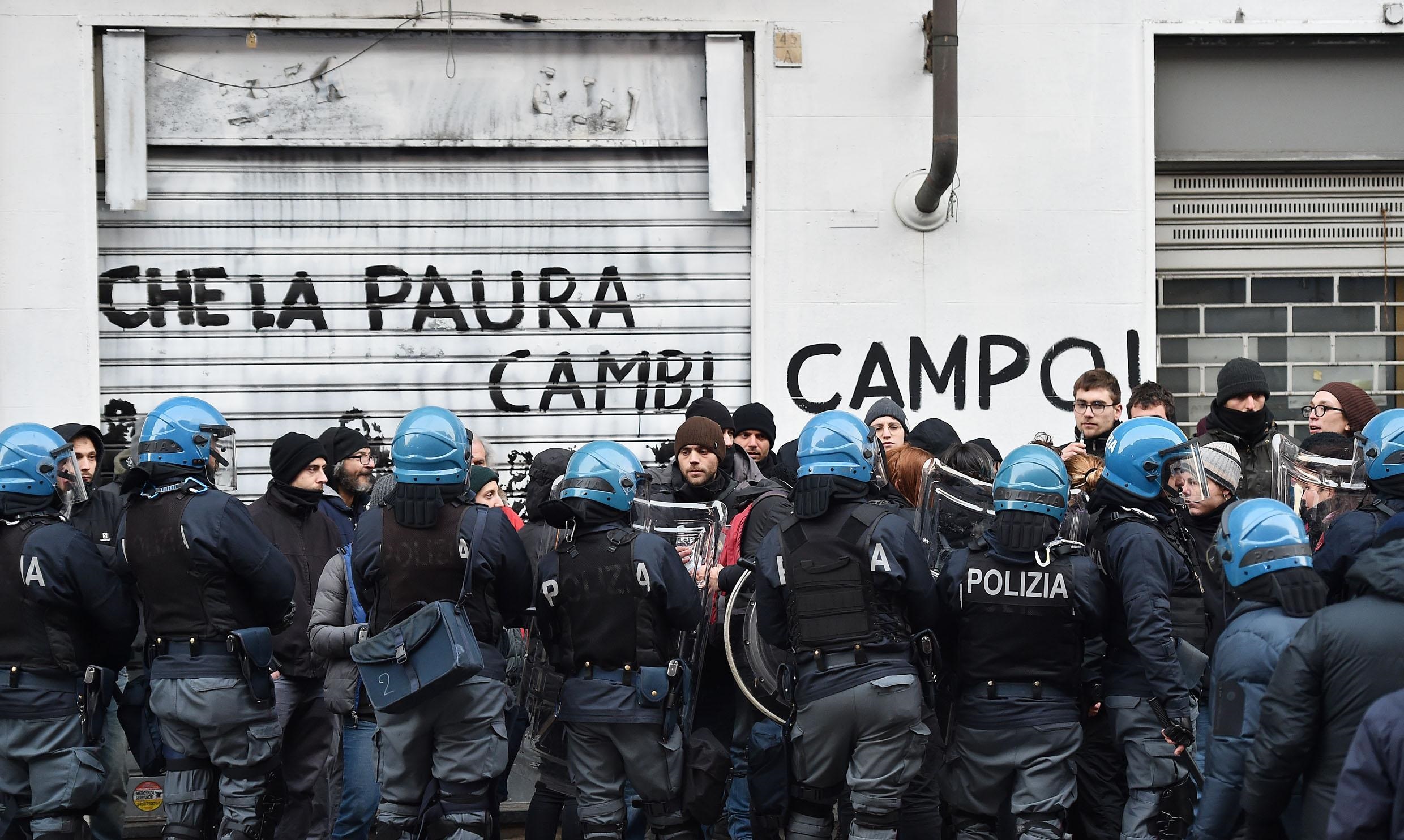 La polizia entra in contatto con gli occupanti durante lo sgombero