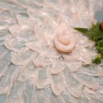 Dettaglio del sashimi preparato con il pesce palla