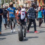 In moto e a piedi: la protesta si muove per le strade di Port-au-Prince