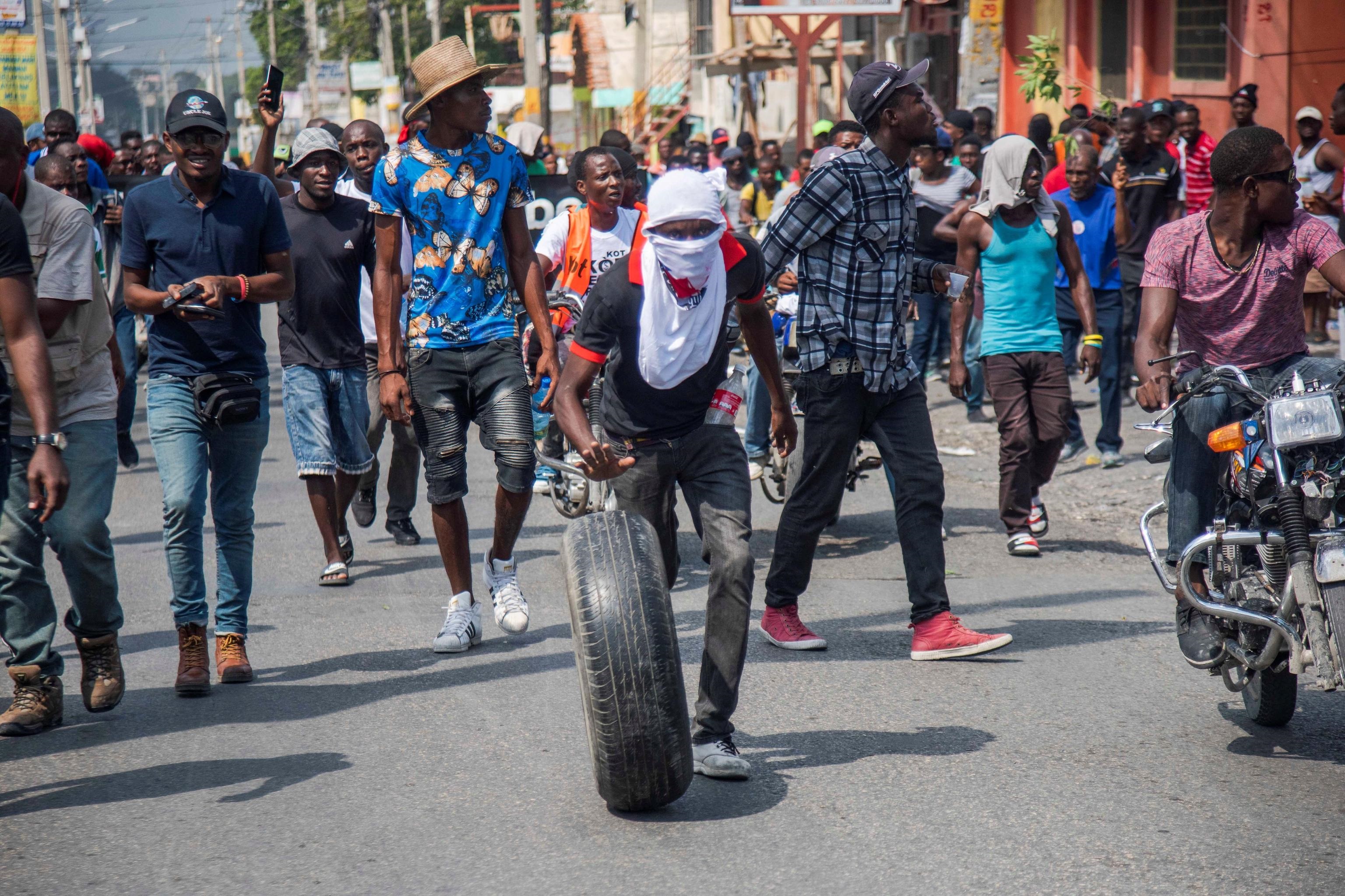 In moto e a piedi: la protesta si muove per le strade di Port-au-Prince