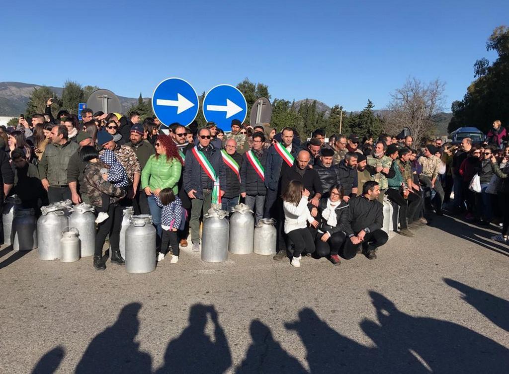 Proseguono in tutta la Sardegna le manifestazioni dei pastori contro il crollo del prezzo del latte Proseguono in tutta la Sardegna le manifestazioni dei pastori contro il crollo del prezzo del latte