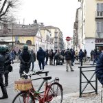 La polizia in strada, vicino al luogo dello sgombero, dove si sono radunati gruppi di persone
