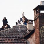 Sul comignolo dell'edificio è stato disegnato il simbolo degli anarchici