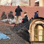 Le persone del centro sociale accampate sul tetto in segno di protesta