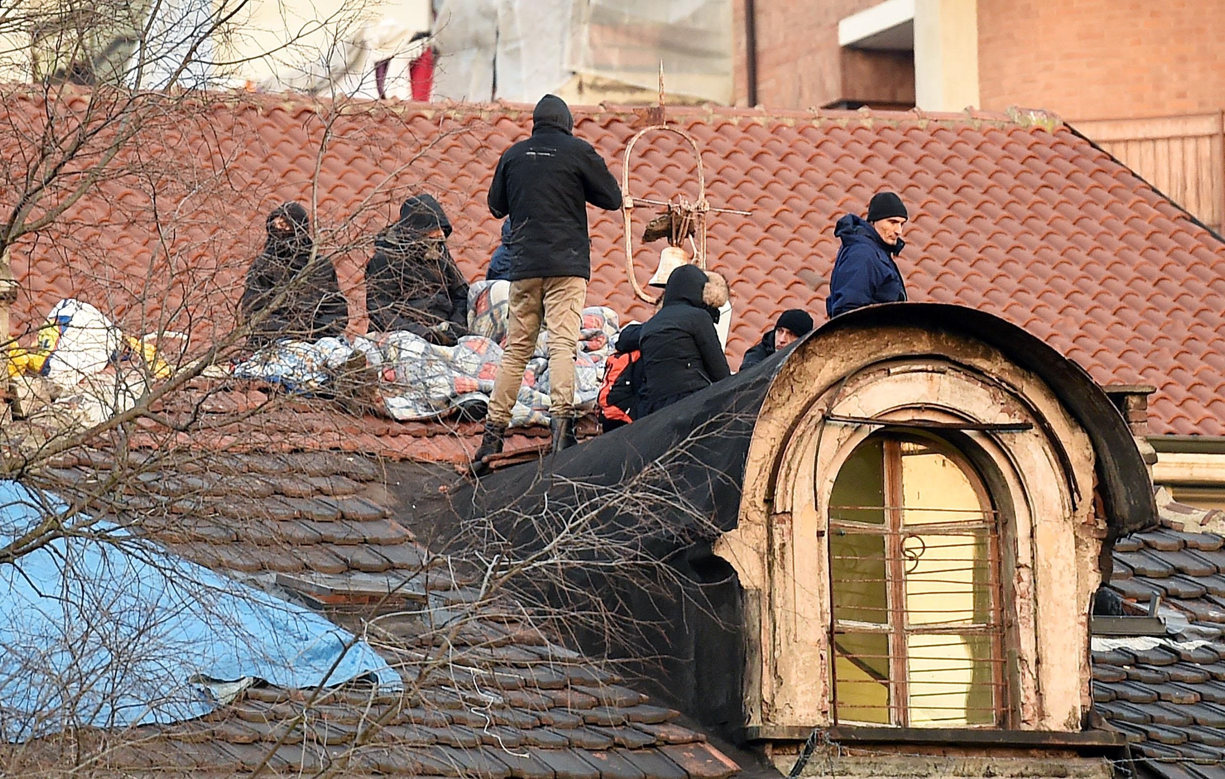 Le persone del centro sociale accampate sul tetto in segno di protesta