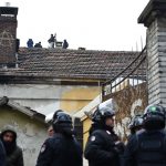 Antagonisti sul tetto dell'edificio sgomberato
