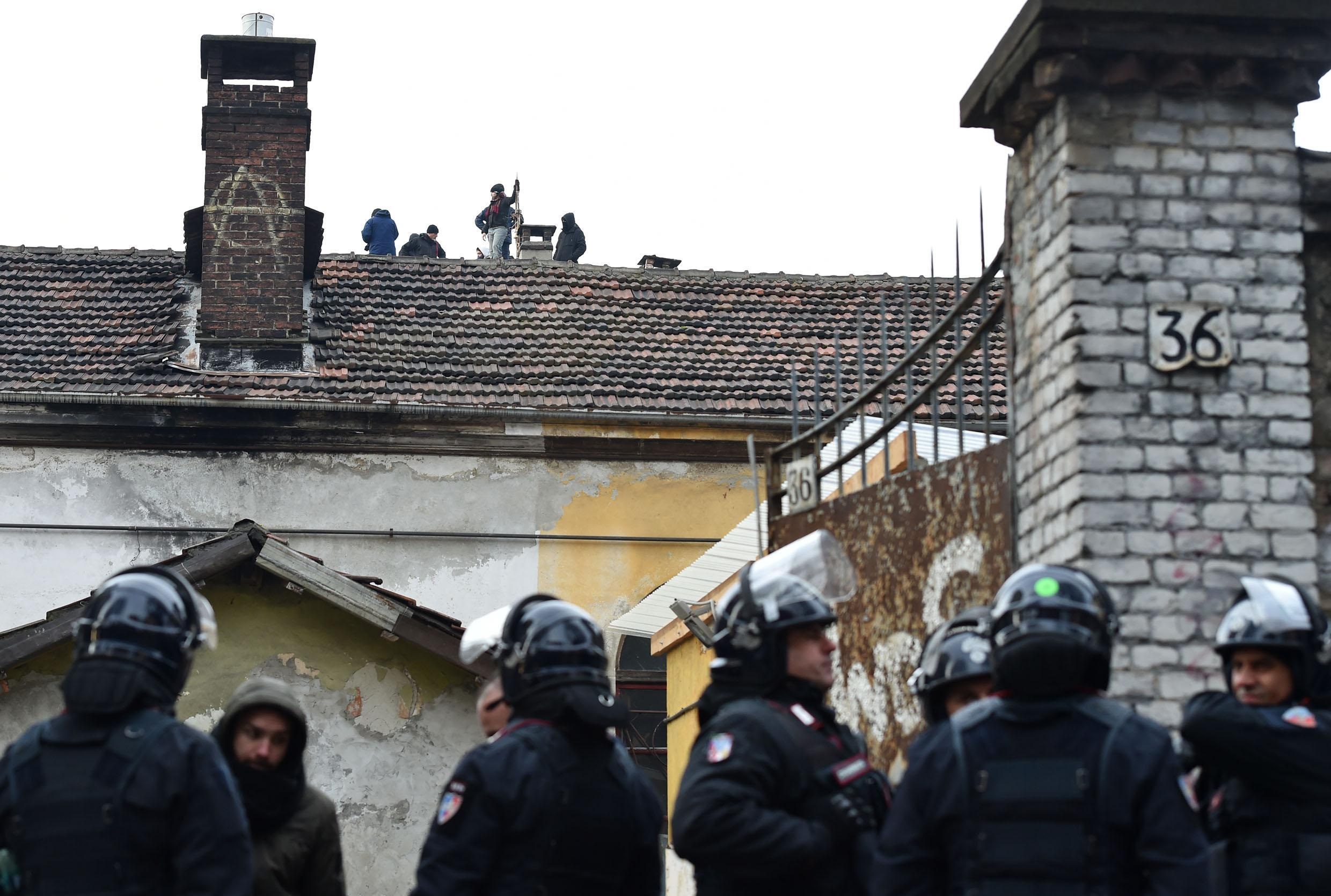 Antagonisti sul tetto dell'edificio sgomberato