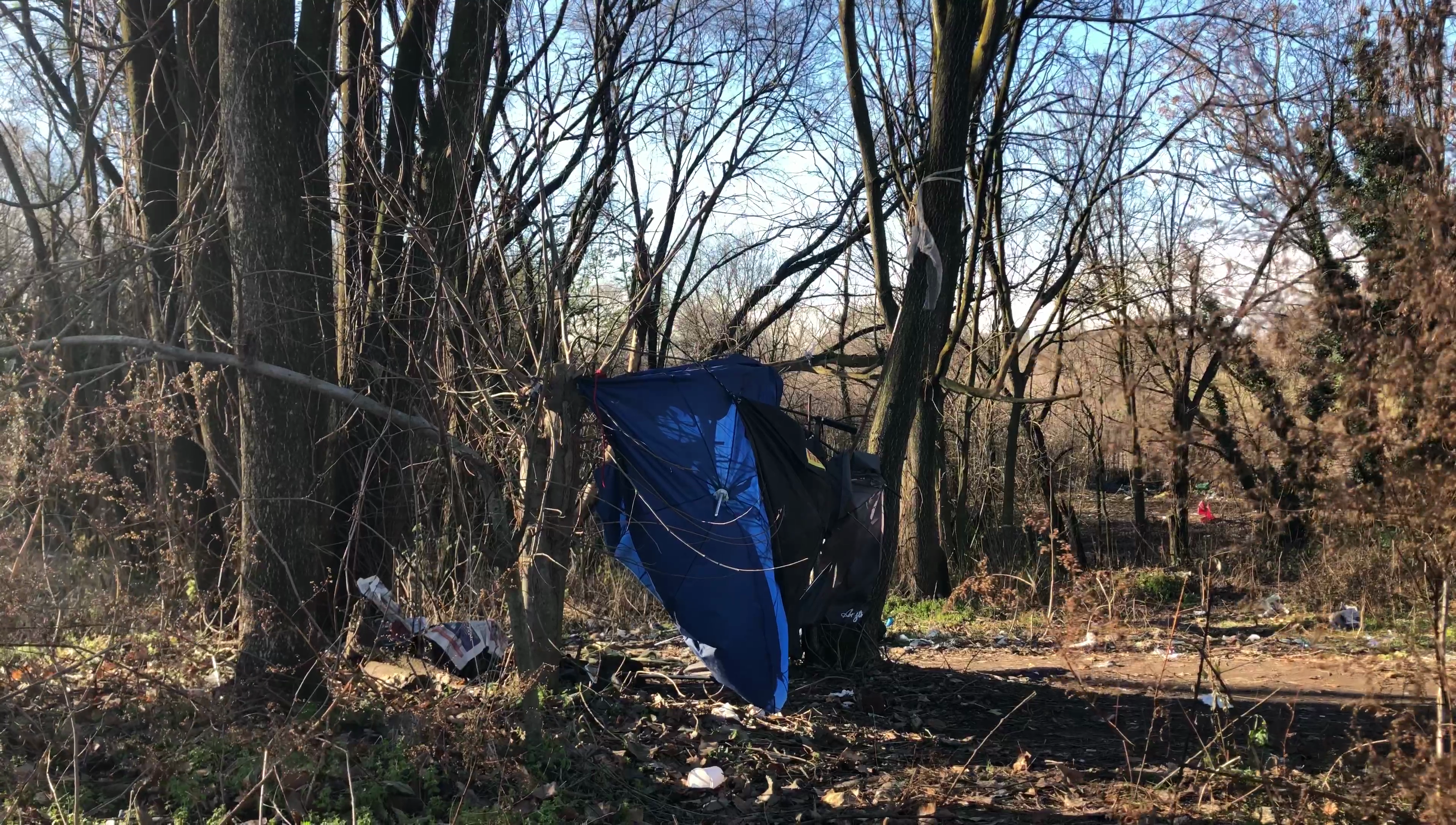 Una tenda abbandonata all'interno del Boschetto della droga