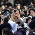 I membri del gruppo femminista "Women of the Wall" reagiscono dopo aver affrontato gli ebrei ultra-ortodossi a Gerusalemme, che protestavano contro di loro durante un incontro mensile "Rosh Hodesh"