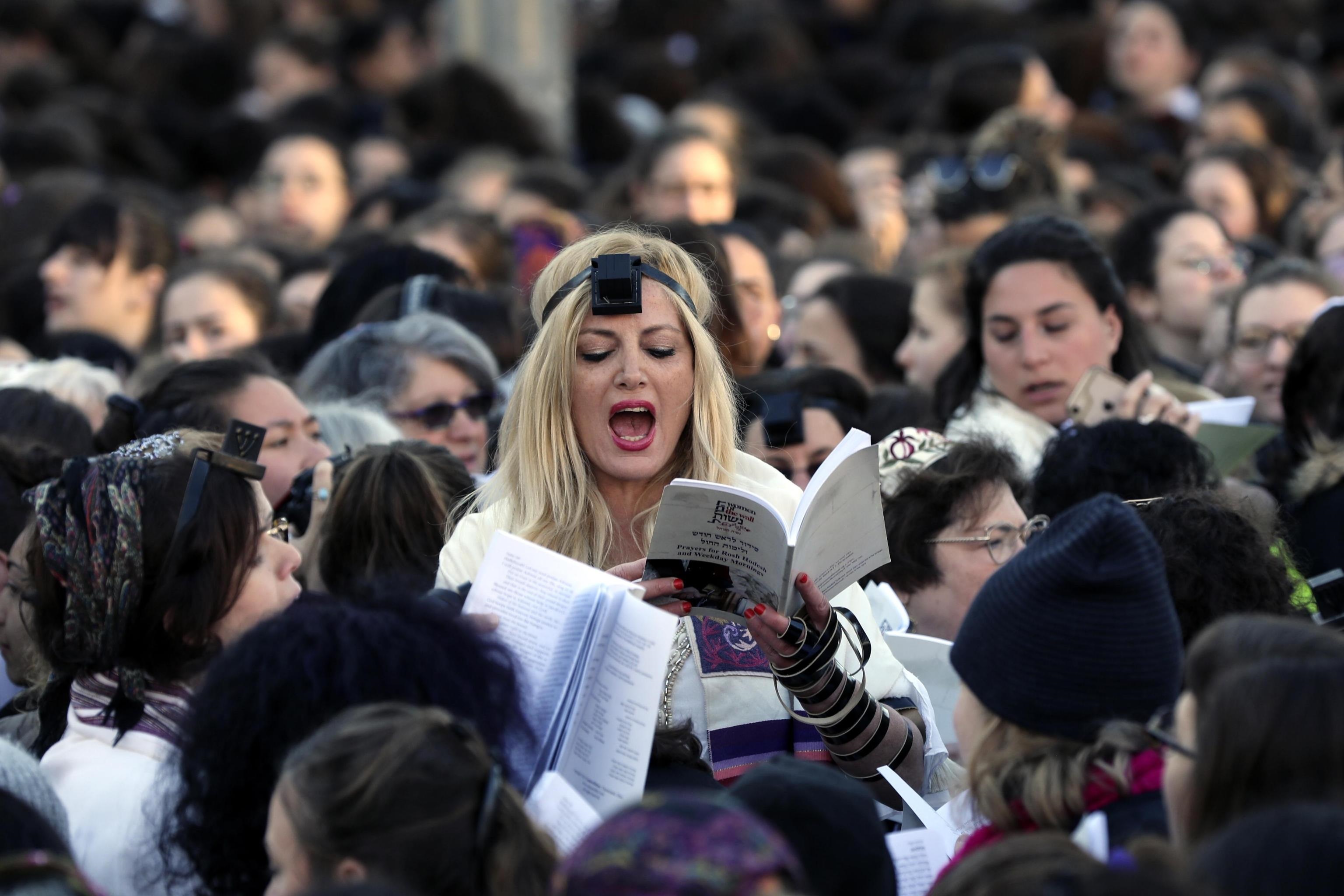 I membri del gruppo femminista "Women of the Wall" reagiscono dopo aver affrontato gli ebrei ultra-ortodossi a Gerusalemme, che protestavano contro di loro durante un incontro mensile "Rosh Hodesh"