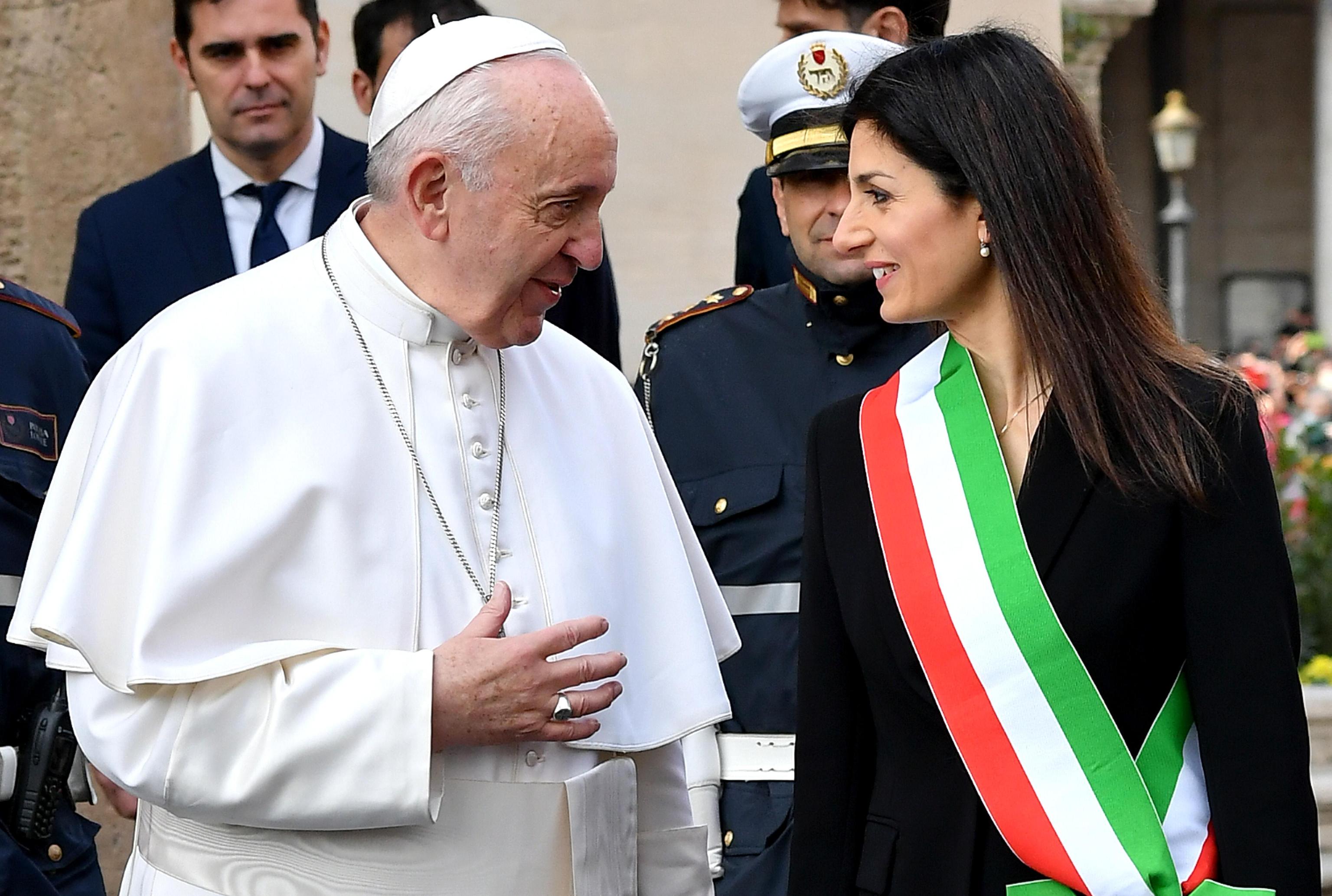 Il Papa con la sindaca di Roma Virginia Raggi