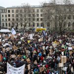 Una panoramica dall'alto di tutti i presenti in piazza