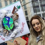 Una ragazza durante la manifestazione di oggi a Berlino