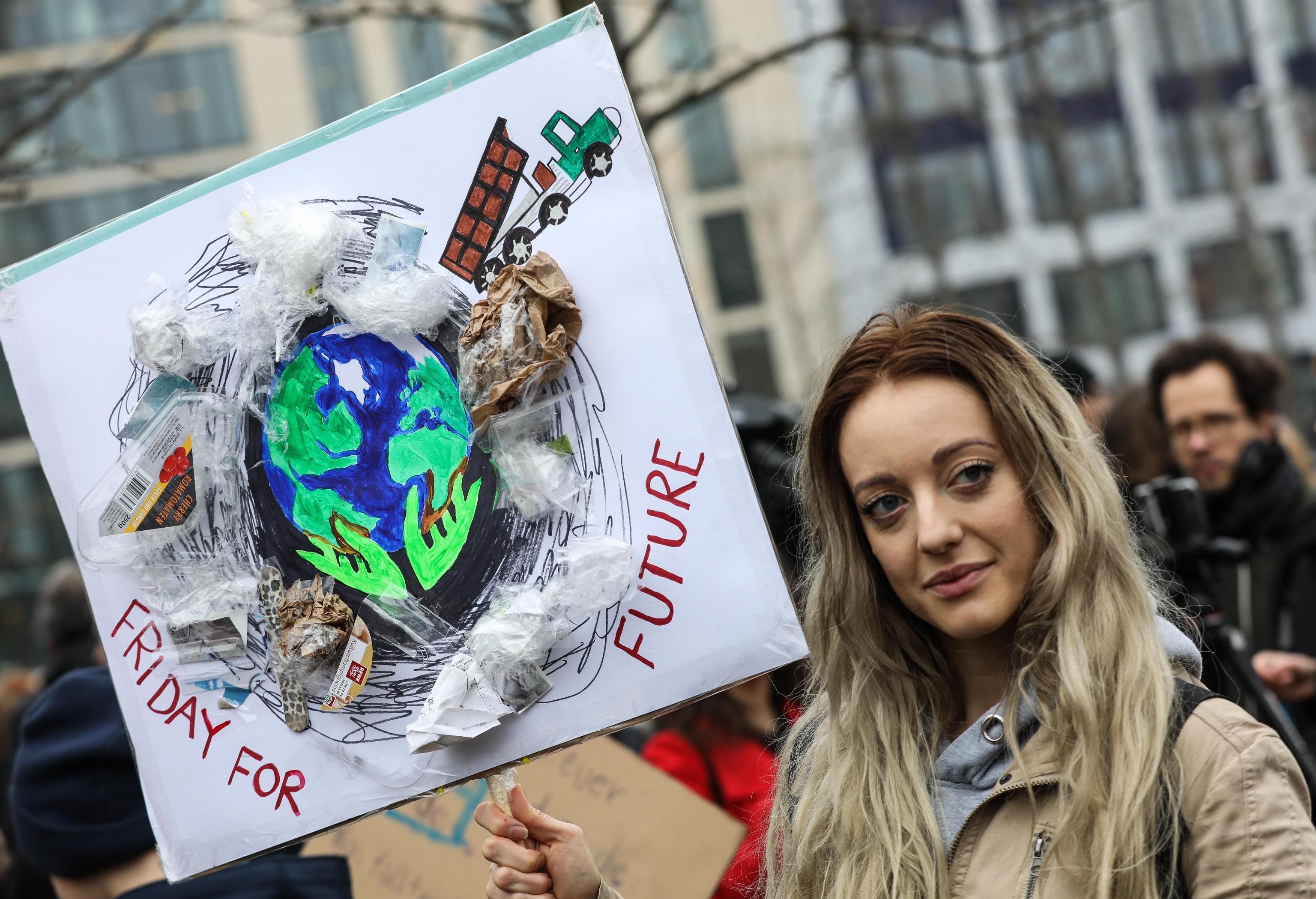 Una ragazza durante la manifestazione di oggi a Berlino