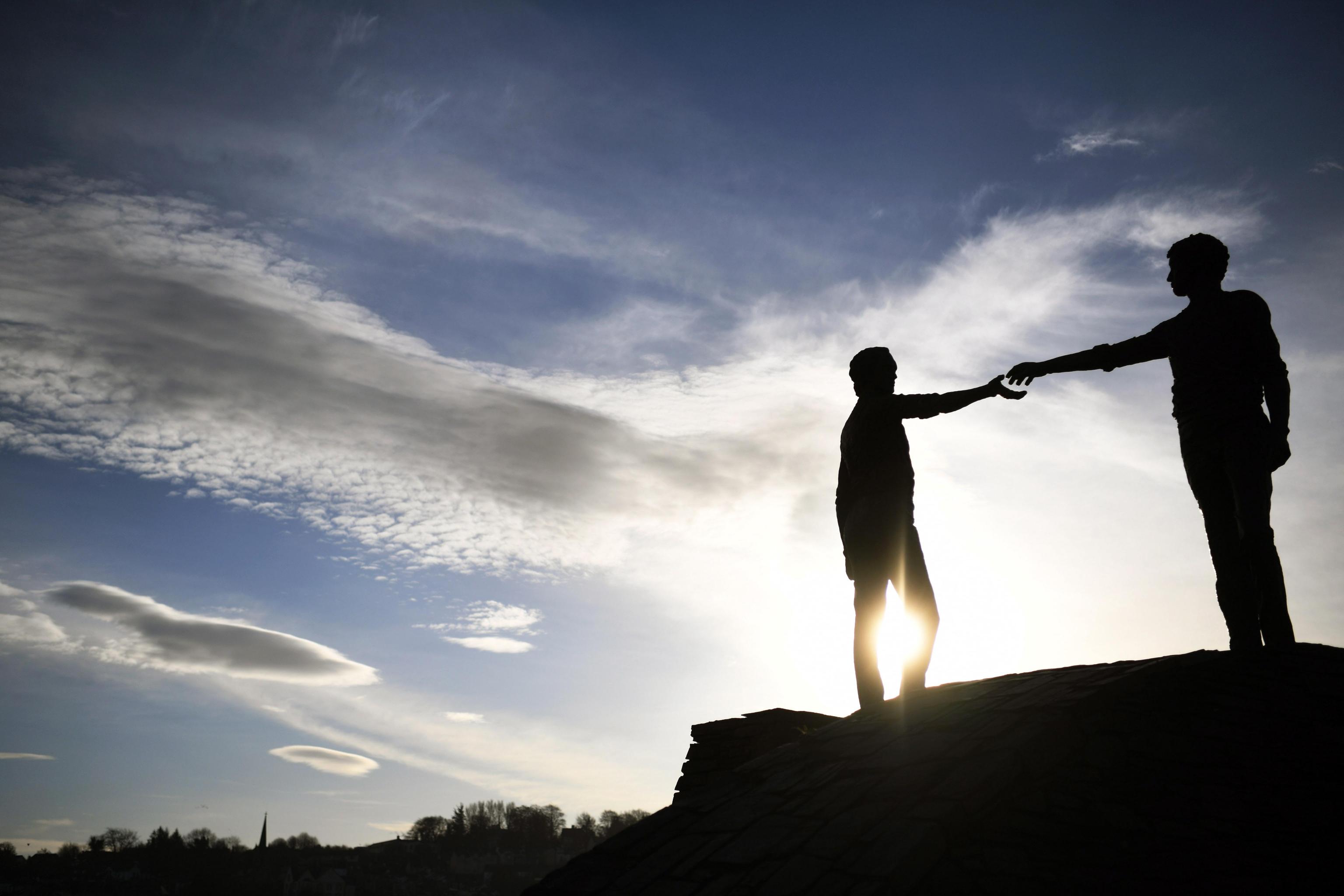 La scultura 'Hands Across the Divide' dello scultore Maurice Harron a Londonderry nell’Irlanda del Nord.