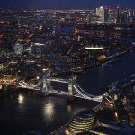 Luoghi storici, incluso il Tower Bridge, la Tower of London e Canary Wharf sono illuminati la notte a Londra.