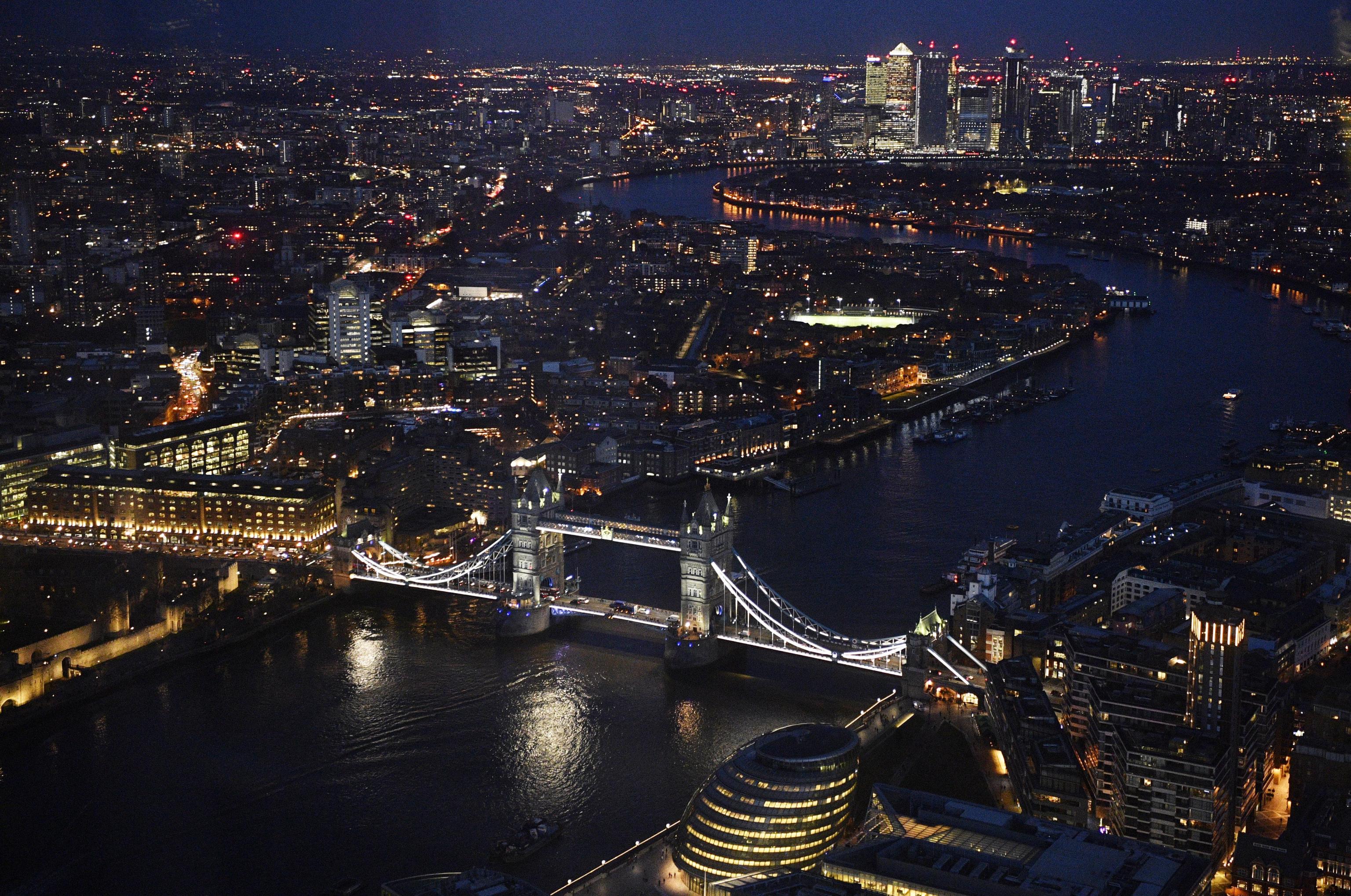 Luoghi storici, incluso il Tower Bridge, la Tower of London e Canary Wharf sono illuminati la notte a Londra.