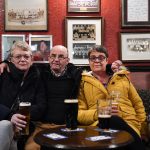 Ethel, Stan and Katherine al Colliery Pub (Sunderland) hanno votato per lasciare l’Europa nel referendum. Stan dice: “Dobbiamo fermare di inviare soldi ai paesi stranieri”.