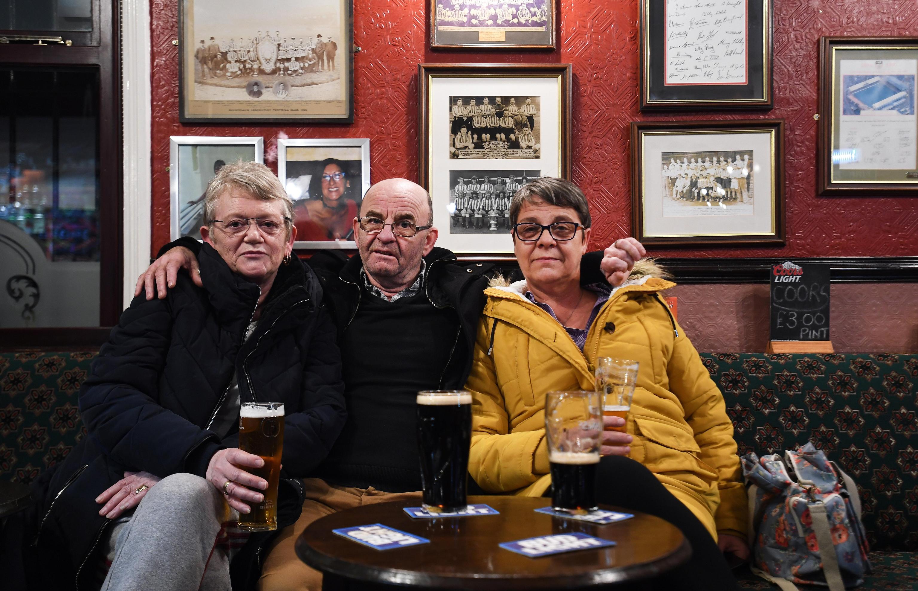 Ethel, Stan and Katherine al Colliery Pub (Sunderland) hanno votato per lasciare l’Europa nel referendum. Stan dice: “Dobbiamo fermare di inviare soldi ai paesi stranieri”.