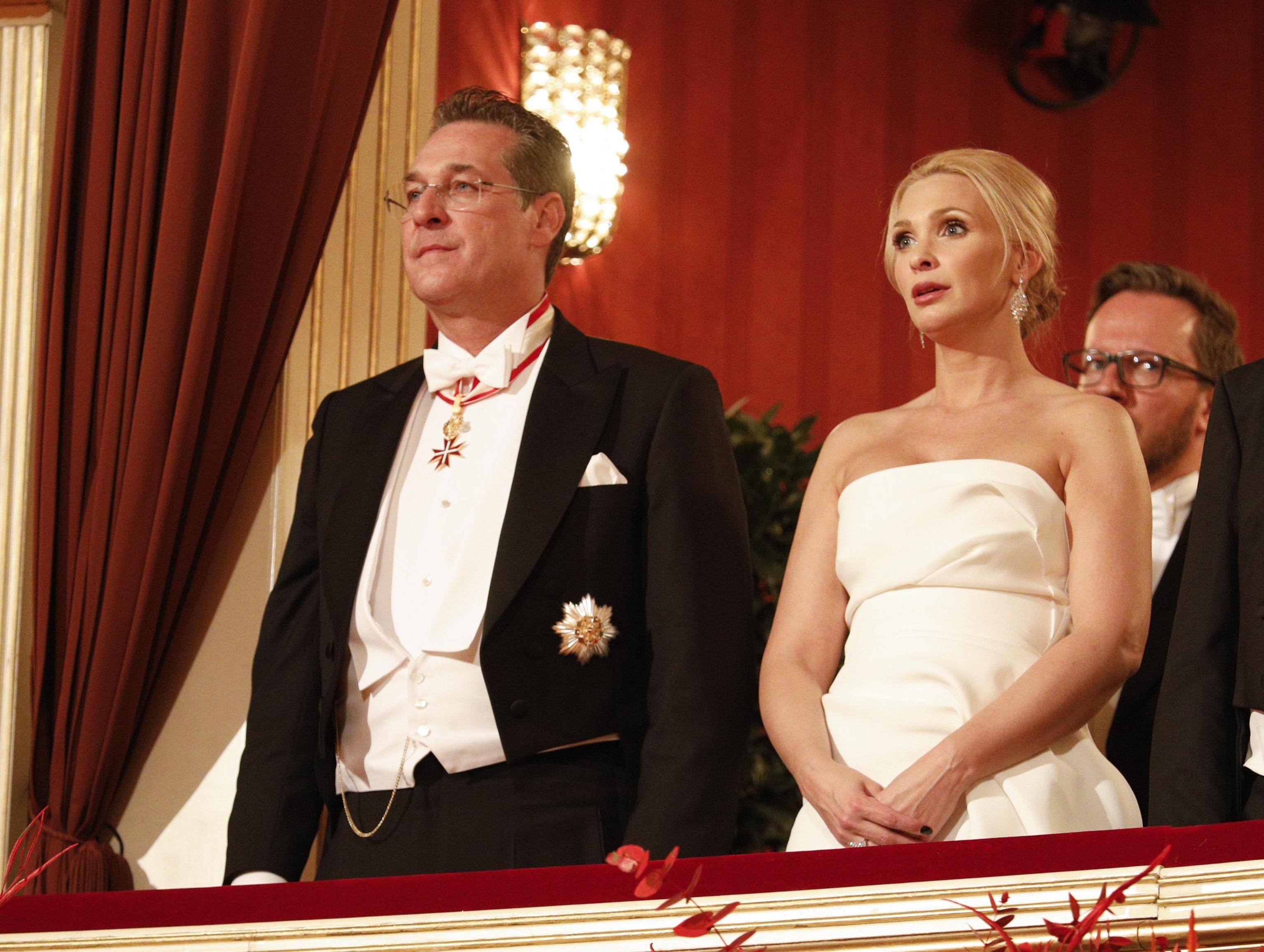 Il vicecancelliere austriaco Heinz Christian Strache e sua moglie Philippa assistono al ballo Il vicecancelliere austriaco Heinz Christian Strache e sua moglie Philippa assistono al ballo
