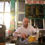 Il commerciante Karld Serveld versa aceto in una porzione di fish and chips a Ramsgate, in Gran Bretagna. La maggior parte del suo pesce è importato dalla Scandinavia, perciò potrebbe avere problemi dopo la Brexit.