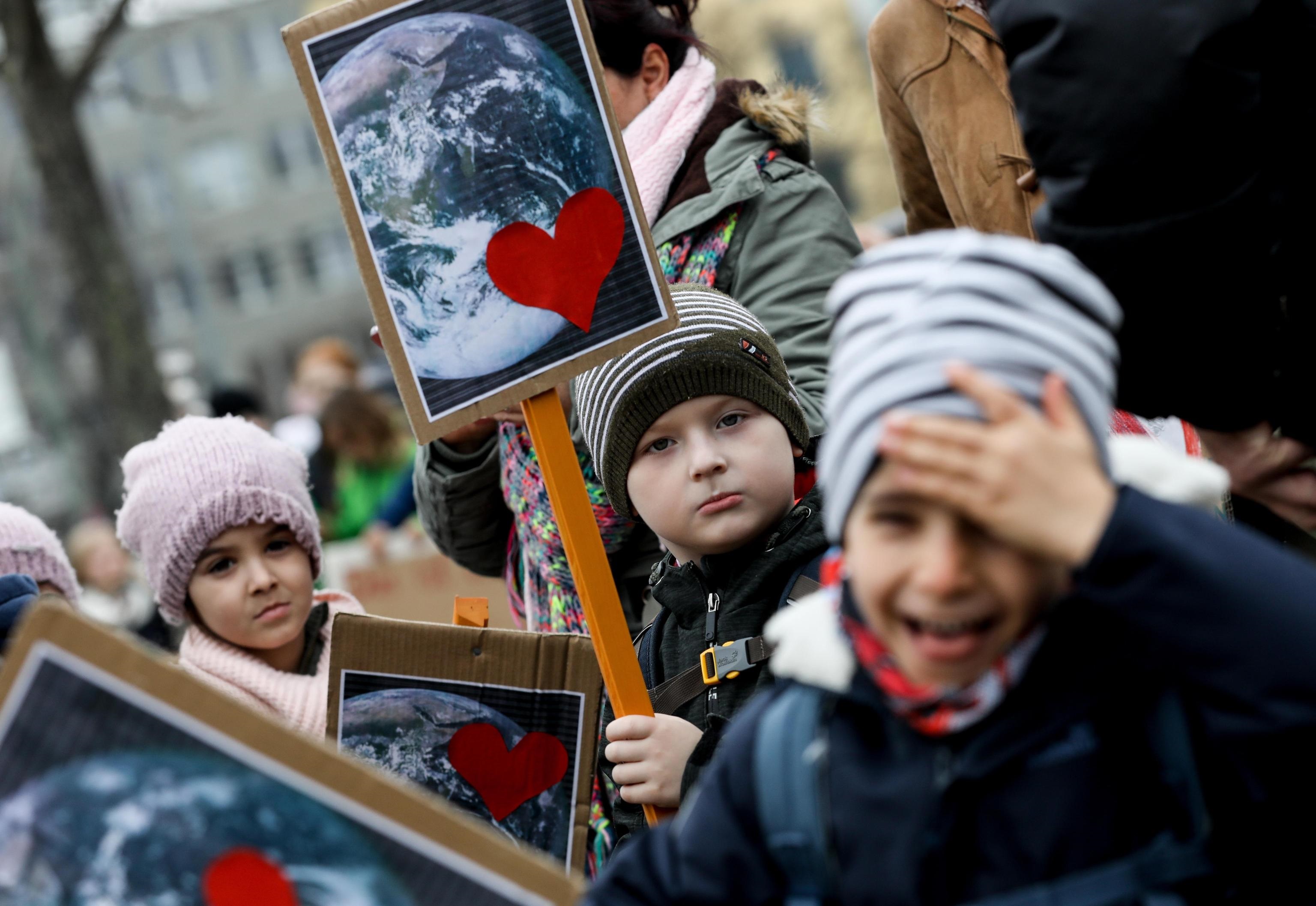 Un bambino incuriosito dall'obiettivo