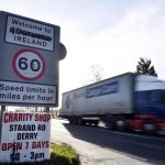 Un deturpato segnale indica il confine tra Repubblica di Irlanda e Irlanda del Nord sulla A13, vicino Londonderry in Gran Bretagna. Né il Regno Unito né l’Europa vogliono ripristinare un “hard border”.