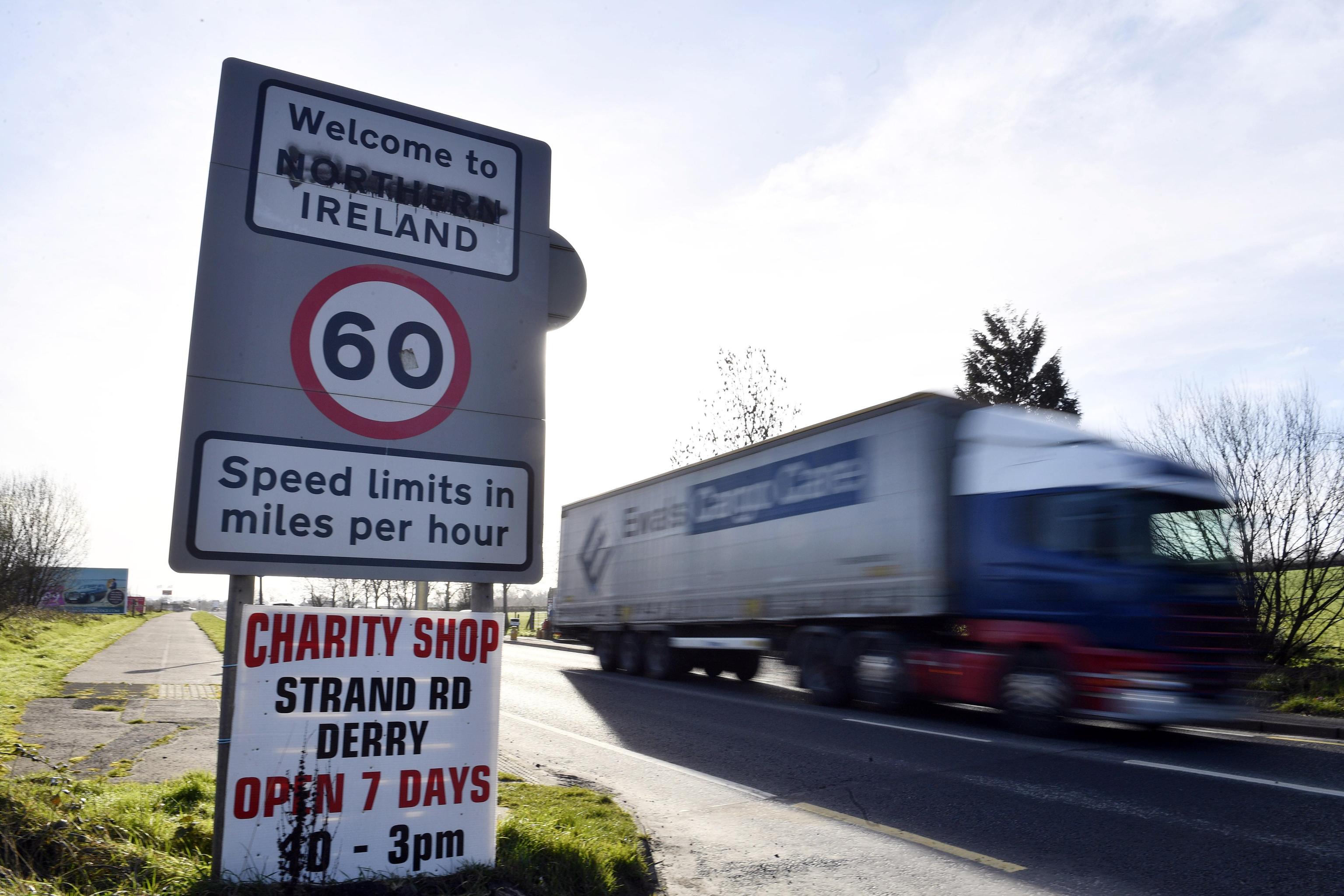 Un deturpato segnale indica il confine tra Repubblica di Irlanda e Irlanda del Nord sulla A13, vicino Londonderry in Gran Bretagna. Né il Regno Unito né l’Europa vogliono ripristinare un “hard border”.