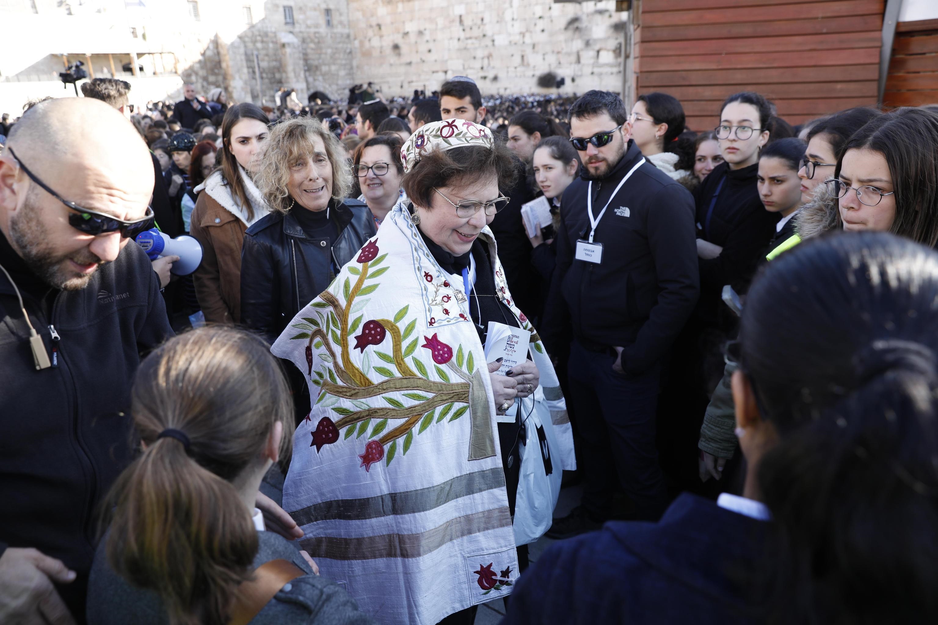 Le donne del "Women of the Wall" con Torah tallit, tefillin e kippah, costumi che secondo la tradizione ebraica sono riservati agli uomini