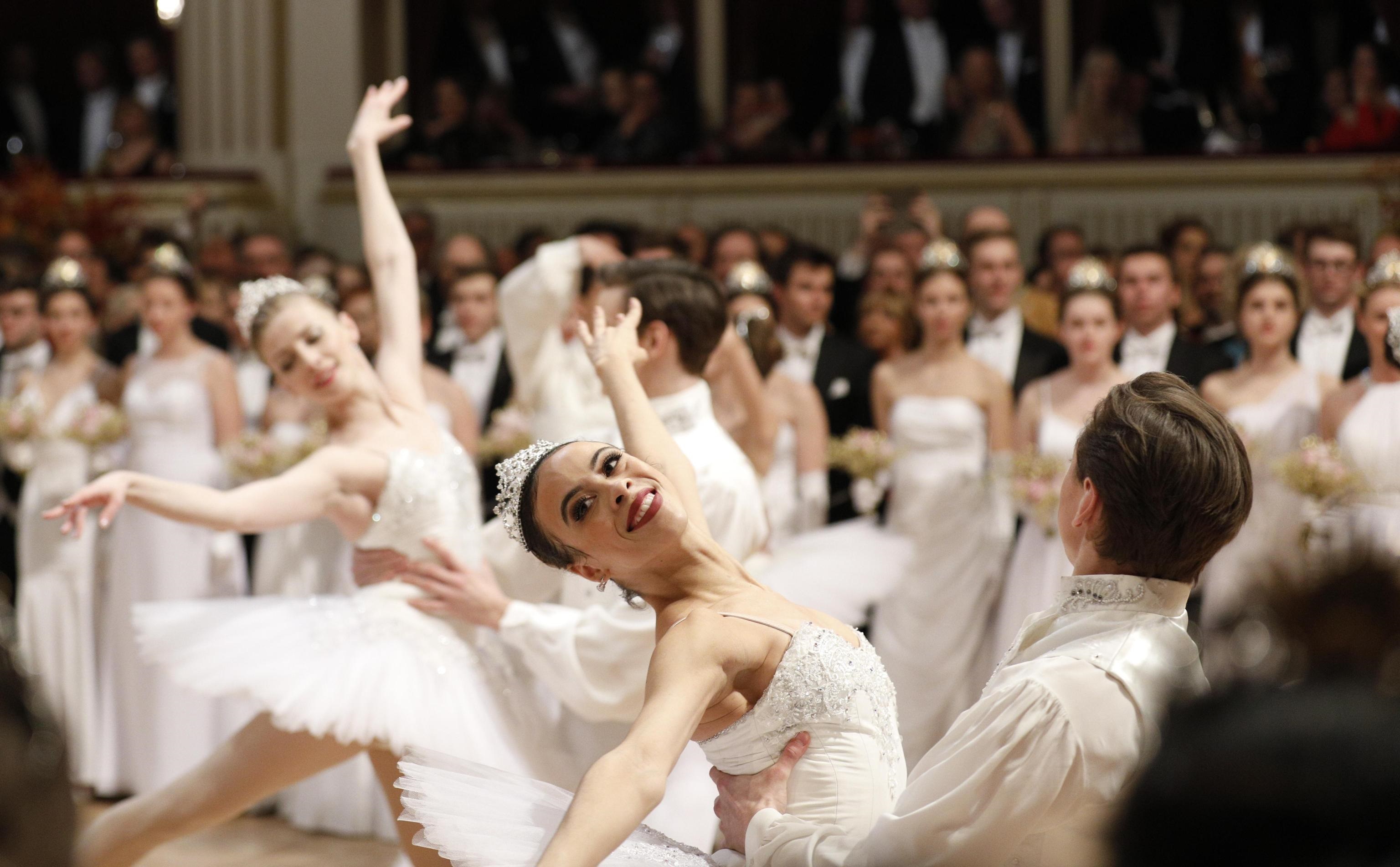 Al ballo partecipano 186 giovani ragazze, con età compresa fra i 17 e i 19 anni Al ballo partecipano 186 giovani ragazze, con età compresa fra i 17 e i 19 anni