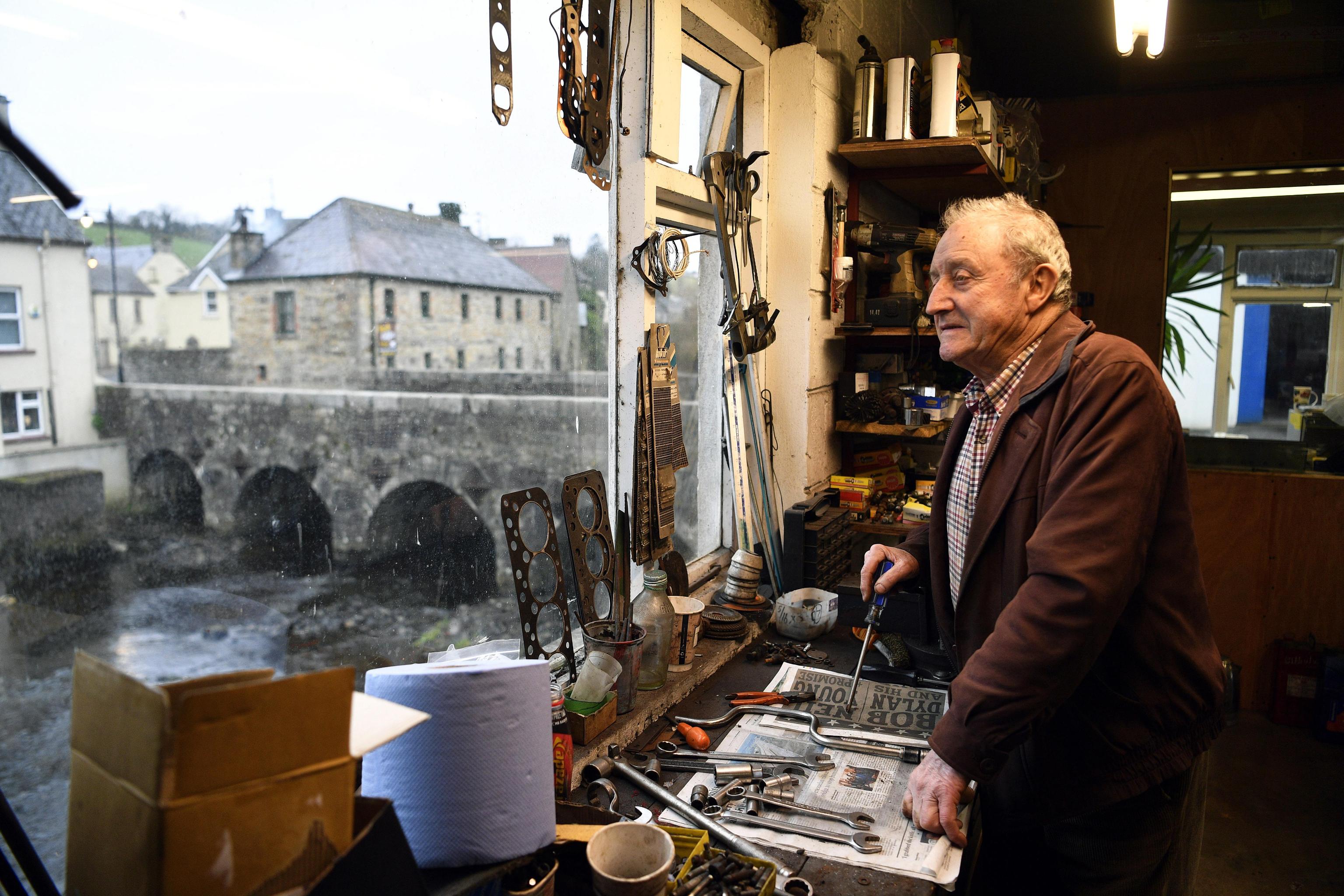 Mervyn Johnston lavora nel suo garage a Pettigo, lungo il confine tra Repubblica di Irlanda e Irlanda del Nord. Johnston aveva votato per rimanere in europa, ma ha cambiato idea. “Creerebbe solo problemi”.