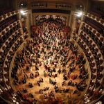 Veduta dall'alto della sala grande del Teatro dell'Opera di Vienna durante il valzer Veduta dall'alto della sala grande del Teatro dell'Opera di Vienna durante il valzer