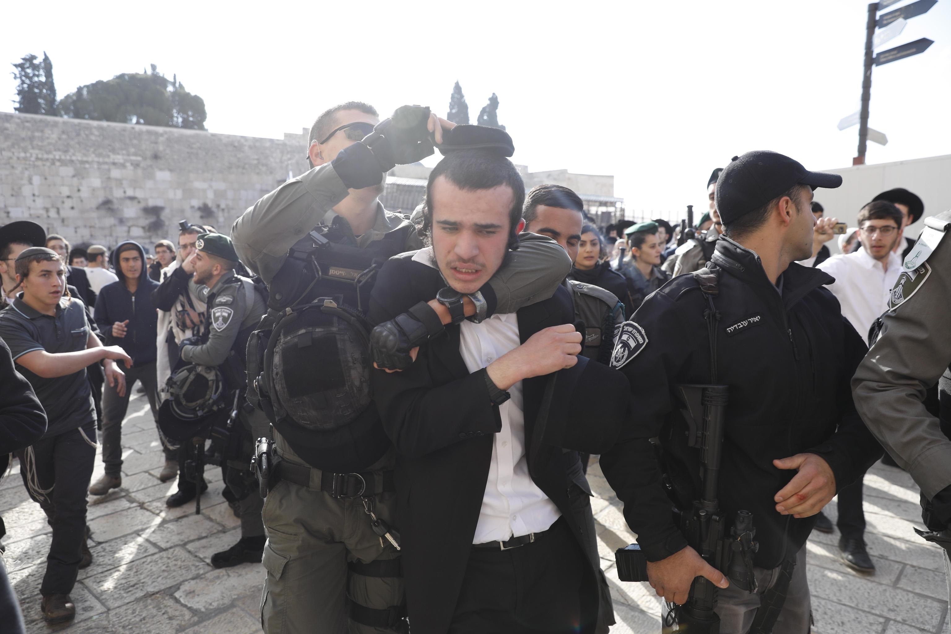 Un'immagine della protesta dei membri del gruppo femminista "Women of the Wall" contro gli ebrei ultra ortodossi