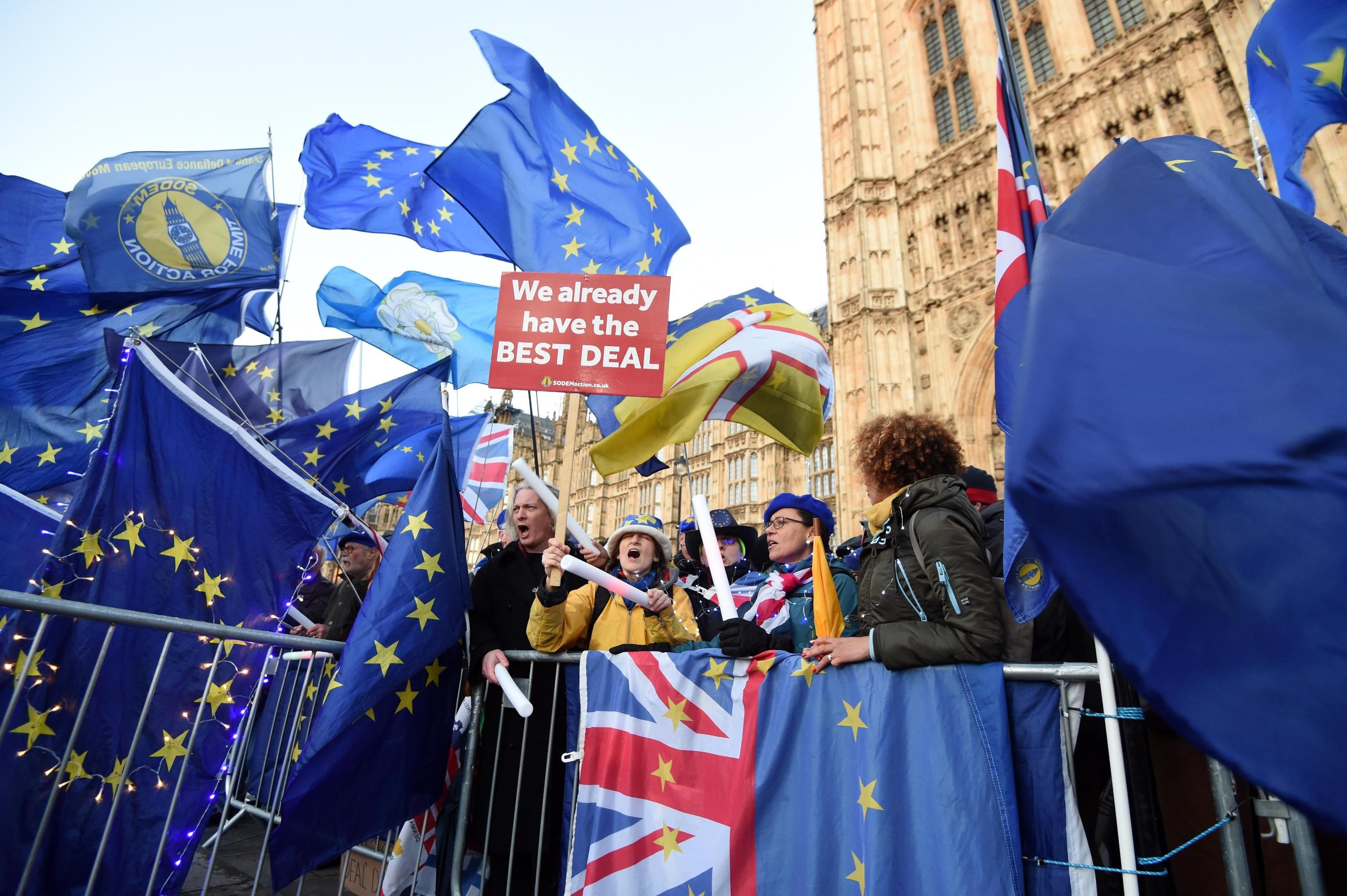 Folla di europeisti risponde agli indipendentisti. Per loro il miglior accordo è restare nell'Unione