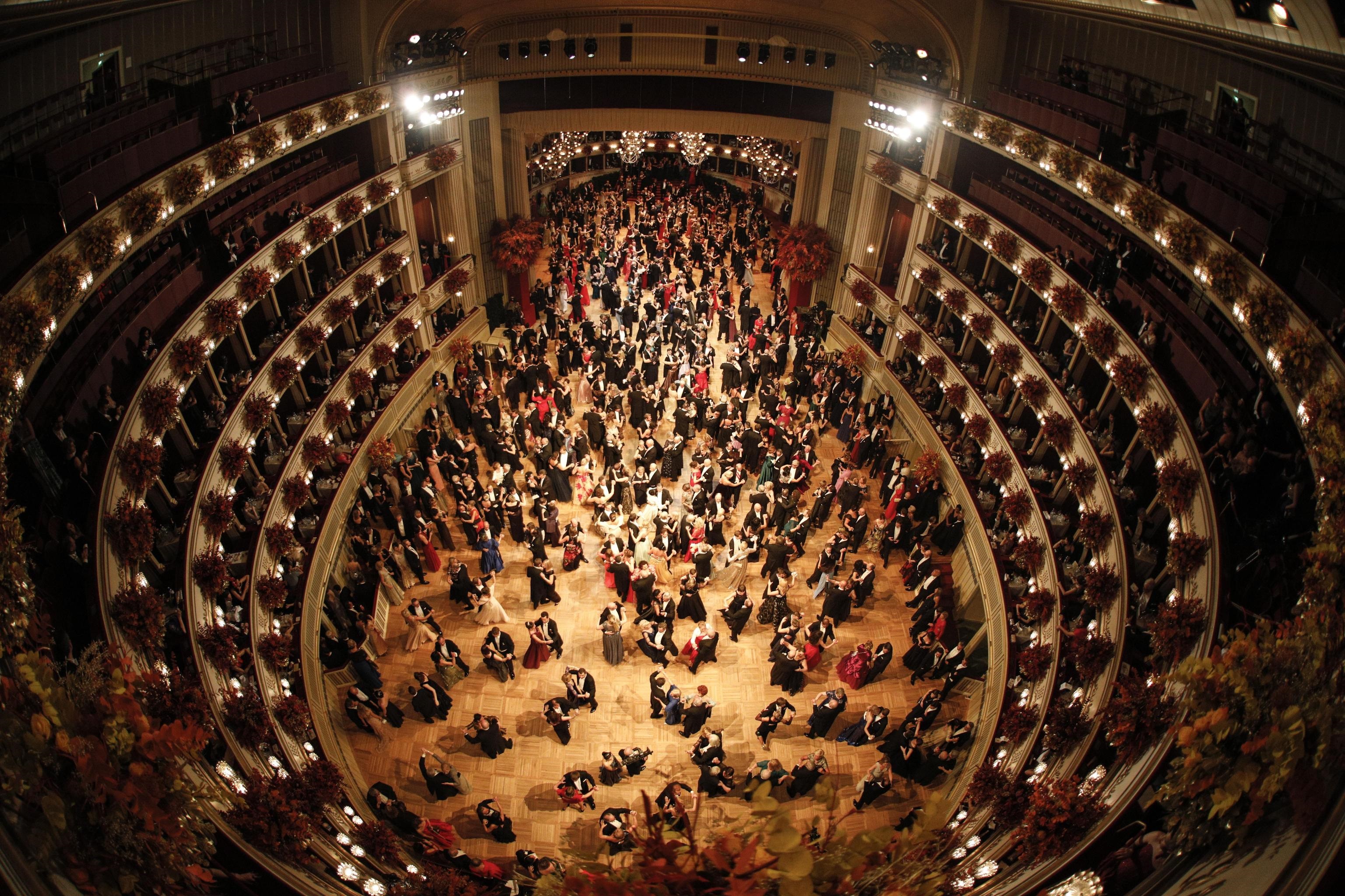 Veduta dall'alto della sala grande del Teatro dell'Opera di Vienna durante il valzer Veduta dall'alto della sala grande del Teatro dell'Opera di Vienna durante il valzer