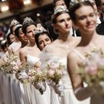 Le ballerine devono rispettare un rigoroso dress-code, coordinando anche guanti e scarpe Le ballerine devono rispettare un rigoroso dress-code, coordinando anche guanti e scarpe