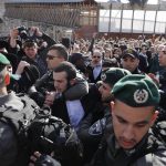 Gli ebrei ultra ortodossi che hanno protestato contro le donne del gruppo femminista "Women of the Wall" durante il raduno mensile Rosh Hodesh