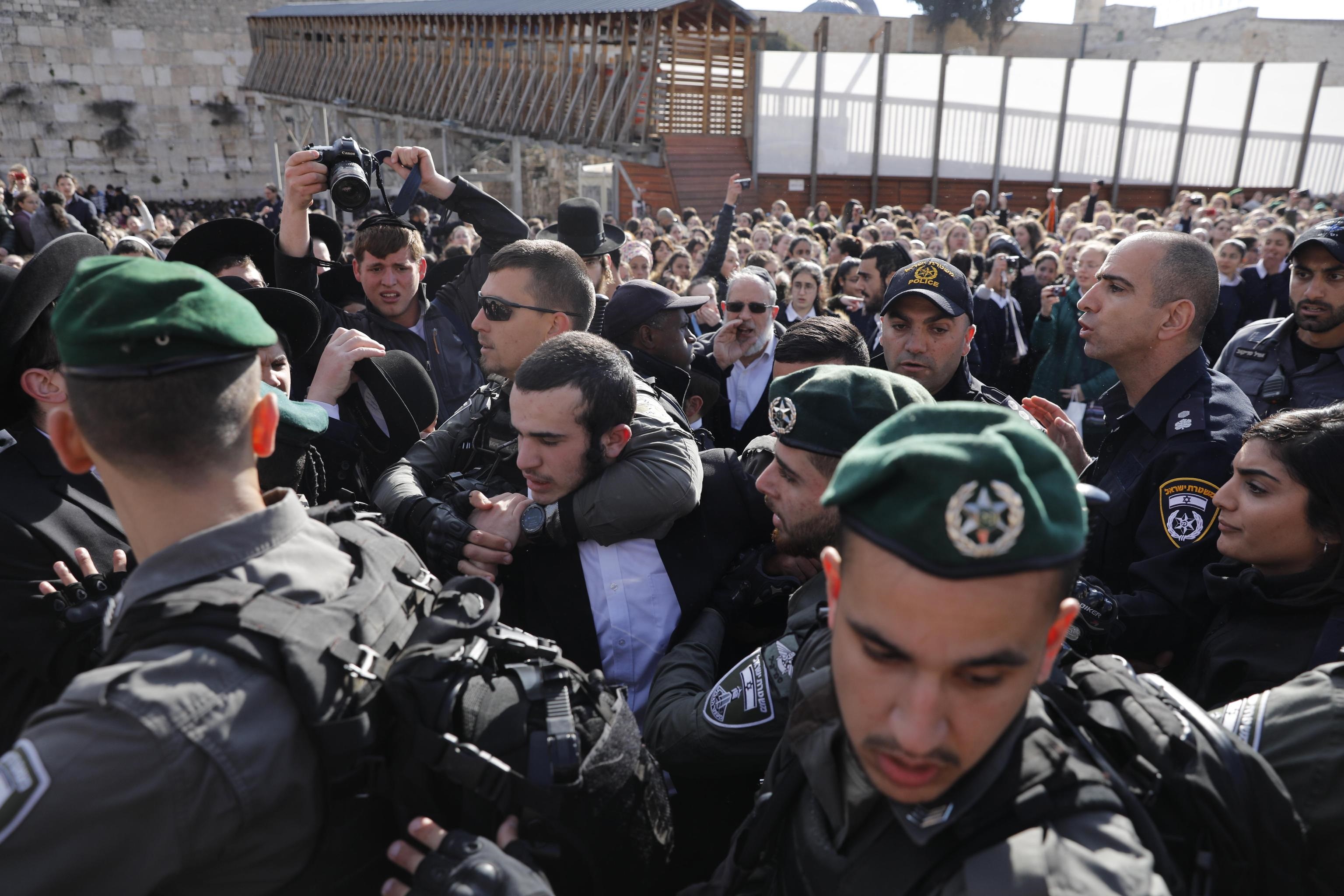 Gli ebrei ultra ortodossi che hanno protestato contro le donne del gruppo femminista "Women of the Wall" durante il raduno mensile Rosh Hodesh
