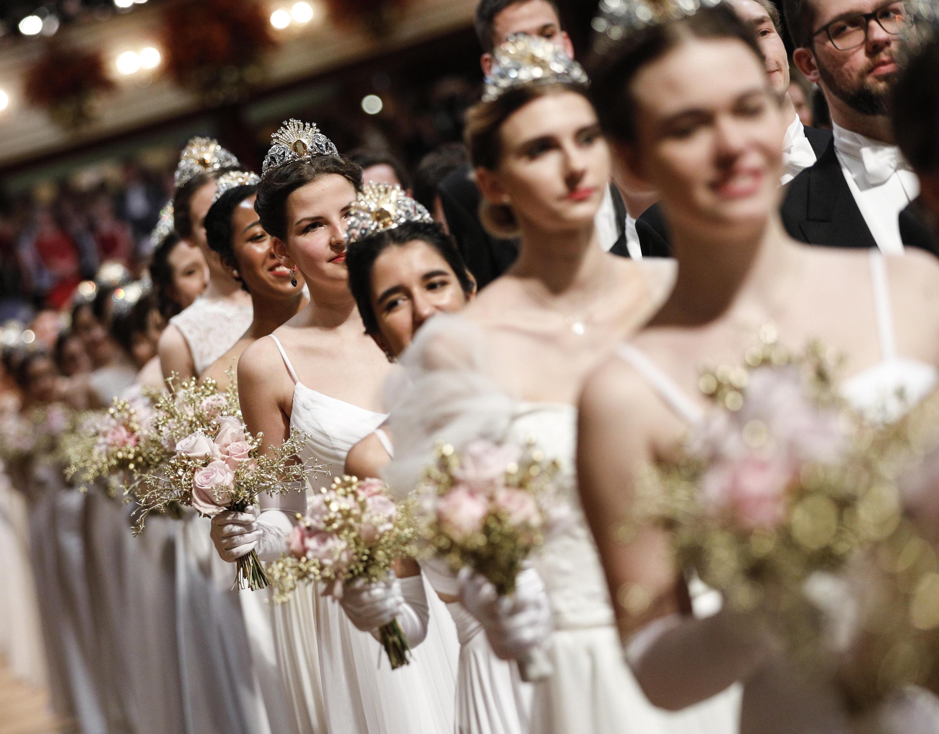 Le ballerine devono rispettare un rigoroso dress-code, coordinando anche guanti e scarpe Le ballerine devono rispettare un rigoroso dress-code, coordinando anche guanti e scarpe