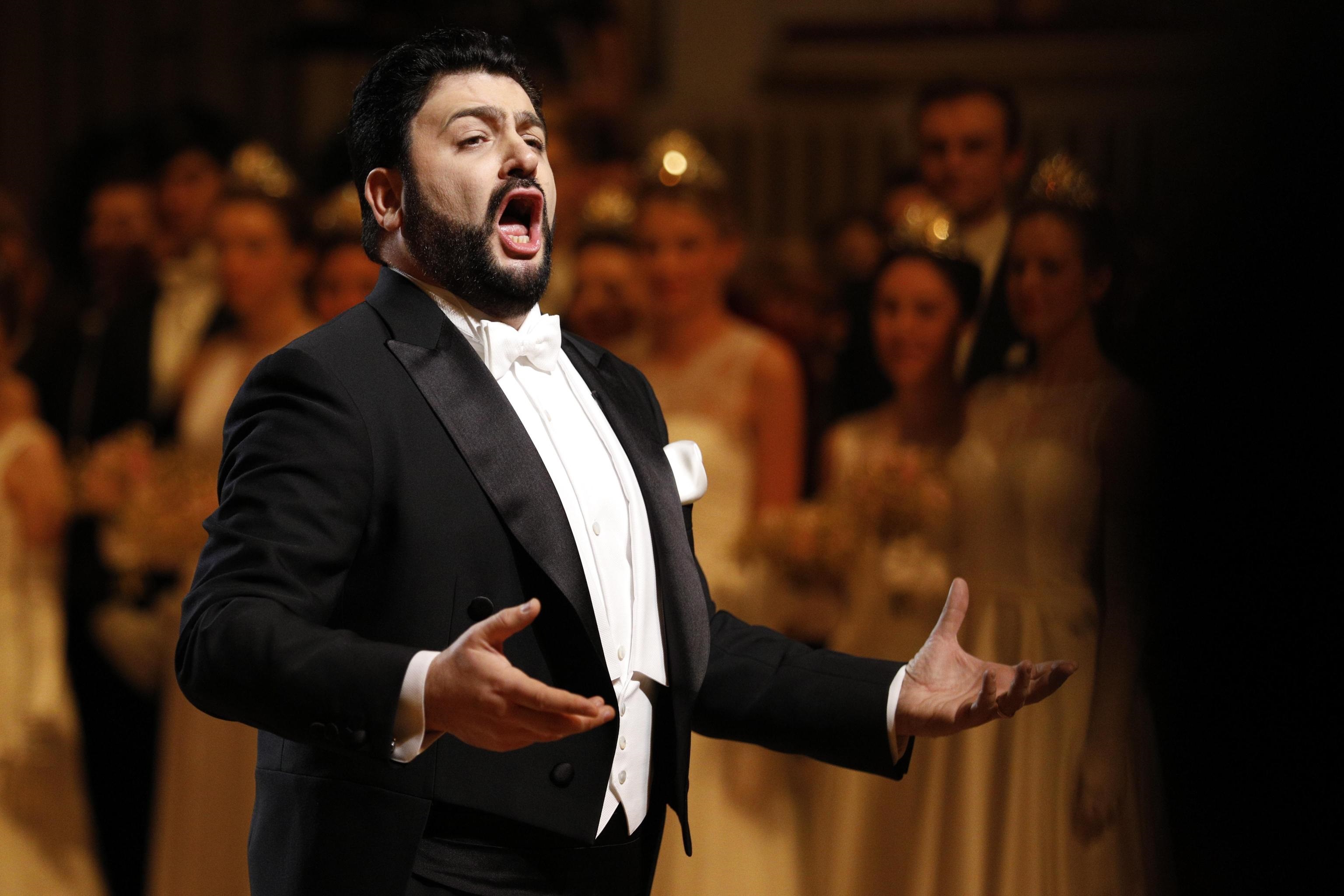 Il tenore azero Yusif Eyvazov si esibisce durante le danze Il tenore azero Yusif Eyvazov si esibisce durante le danze