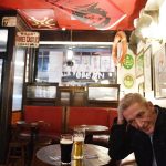 Danny Caldwell siede in un bar in Londonderry. Caldwell ha definito la Brexit “un disastro per tutti gli irlandesi”.