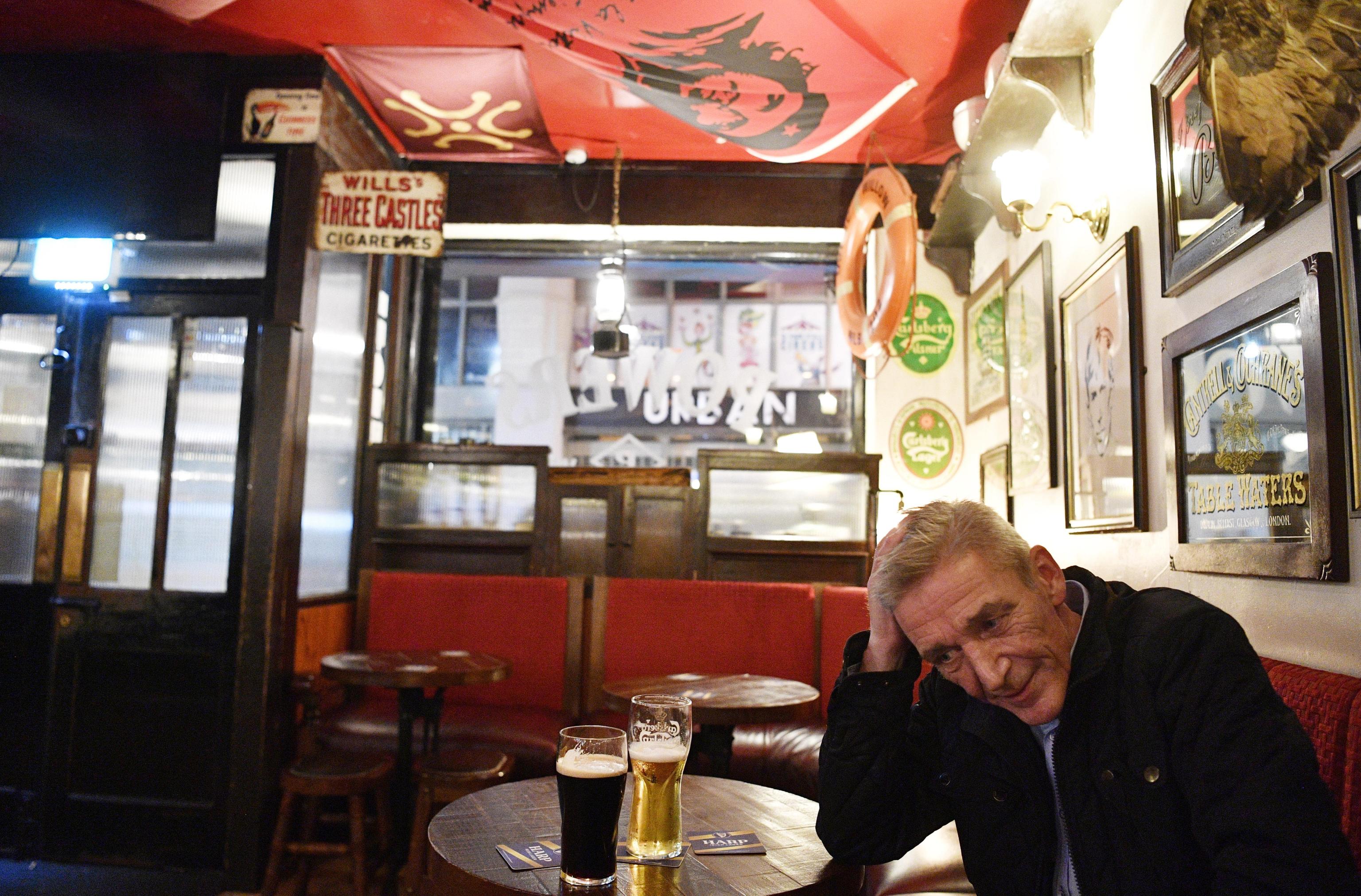 Danny Caldwell siede in un bar in Londonderry. Caldwell ha definito la Brexit “un disastro per tutti gli irlandesi”.