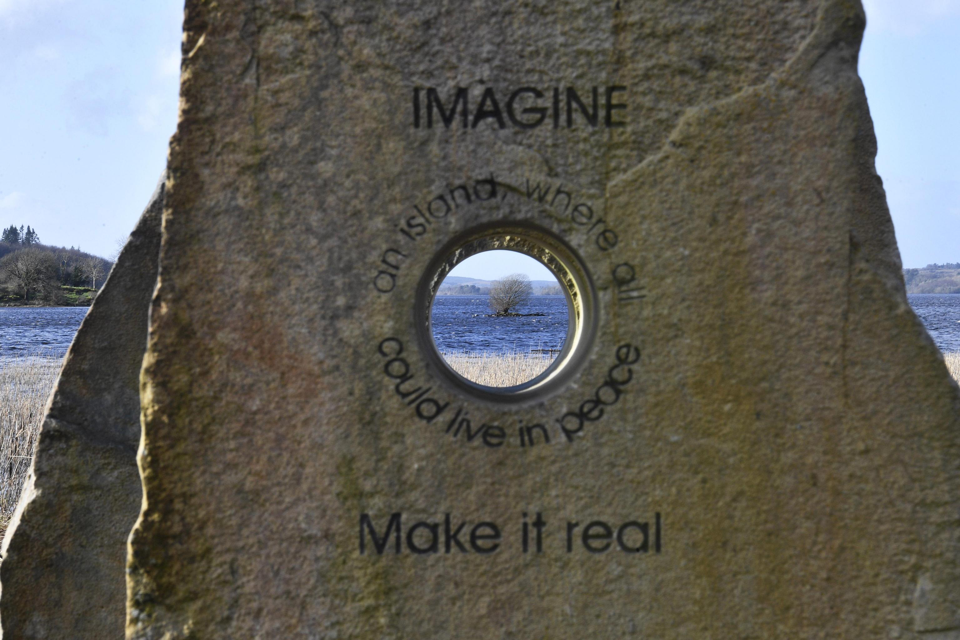 Una scultura della pace tra Repubblica di Irlanda e Irlanda del Nord. Il confine tra i due paese corre lungo la metà del lago Lough MacNean.