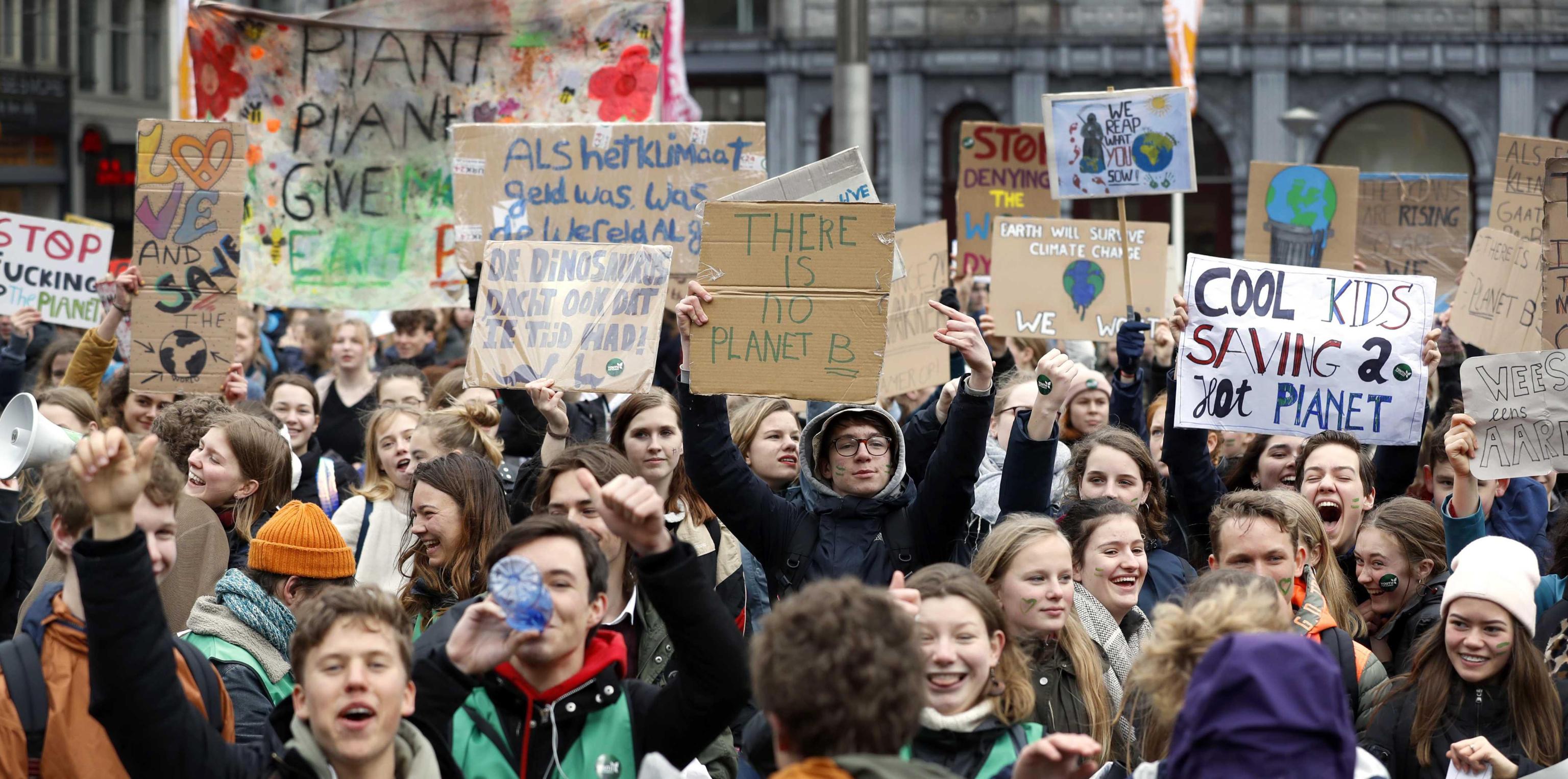 La protesta coinvolge tutto il mondo e arriva in Olanda, ad Amsterdam, dove molti studenti sono scesi in piazza per mostrare il proprio dissenso
