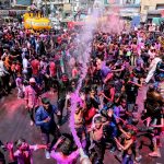 Un gruppo di persone festeggia l'Holi Festival a Bhopal, in India